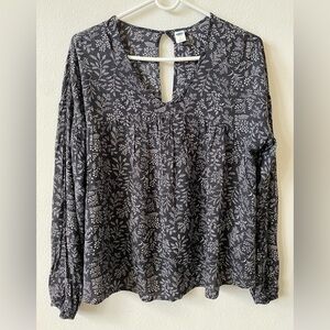 EUC Old Navy black and white floral long-sleeve blouse S